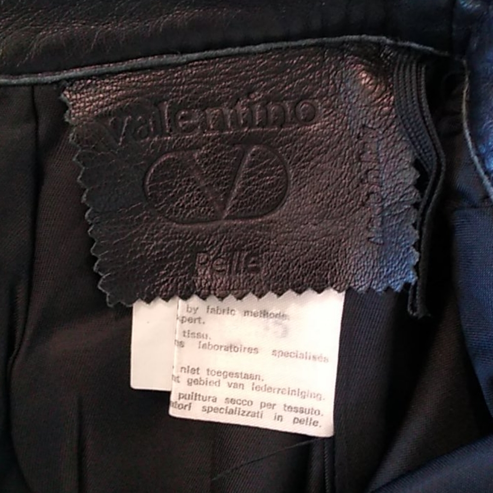 Exquisite Valentino Leather Skirt - Picture 8 of 16